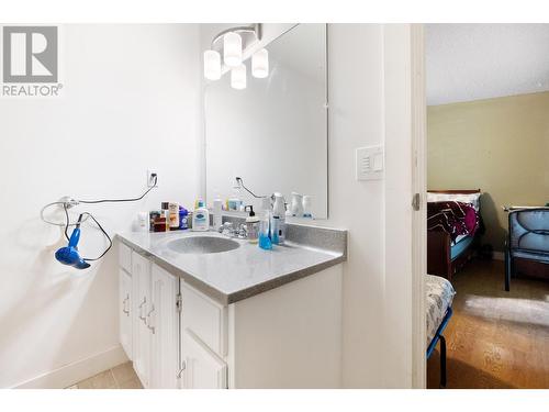 2428 12Th  Avenue, Castlegar, BC - Indoor Photo Showing Bathroom