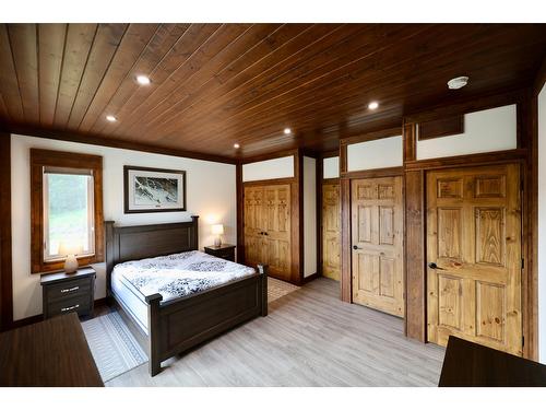4975 Castledale View Estates Road, Golden, BC - Indoor Photo Showing Bedroom