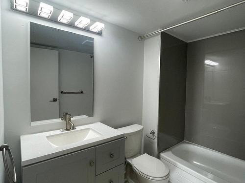 Bathroom - 201-2555 Rue Modugno, Montréal (Saint-Laurent), QC - Indoor Photo Showing Bathroom