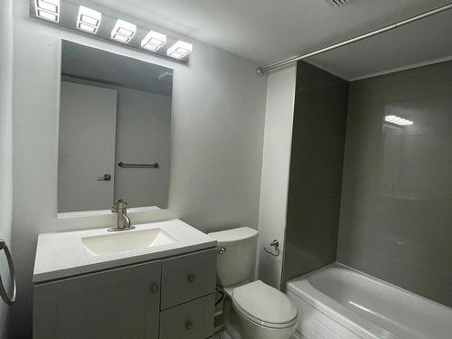 Bathroom - 201-2555 Rue Modugno, Montréal (Saint-Laurent), QC - Indoor Photo Showing Bathroom