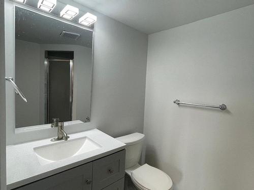 Salle de bains attenante Ã  la CCP - 201-2555 Rue Modugno, Montréal (Saint-Laurent), QC - Indoor Photo Showing Bathroom