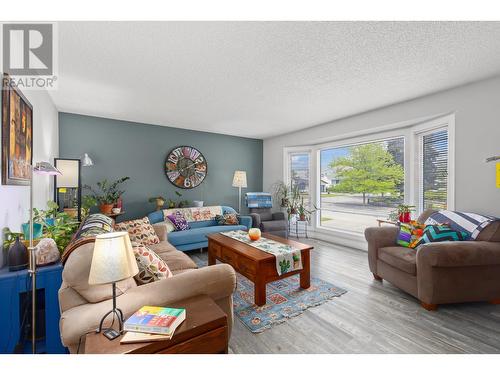 1290 Mary Court, Kelowna, BC - Indoor Photo Showing Living Room