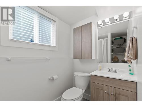 1290 Mary Court, Kelowna, BC - Indoor Photo Showing Bathroom