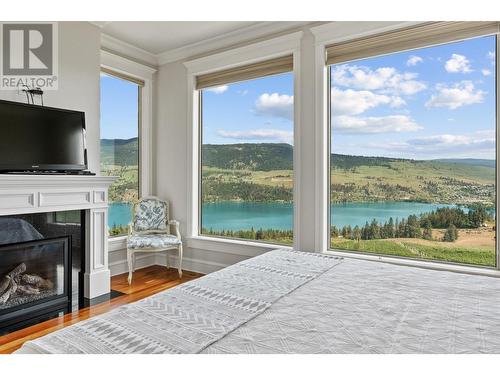 2611 Lake Breeze Court Unit# 5, Lake Country, BC - Indoor With Fireplace