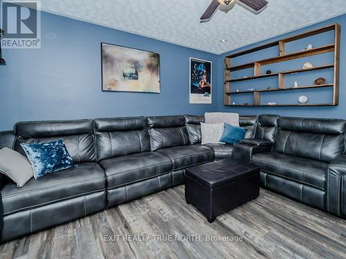 74 Taylor Road, Bracebridge, ON - Indoor Photo Showing Living Room