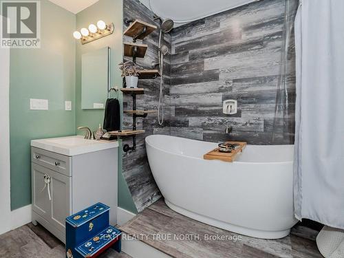 74 Taylor Road, Bracebridge, ON - Indoor Photo Showing Bathroom
