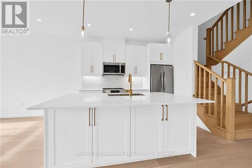 27 Kingfisher Drive, Hamilton, ON - Indoor Photo Showing Kitchen With Upgraded Kitchen