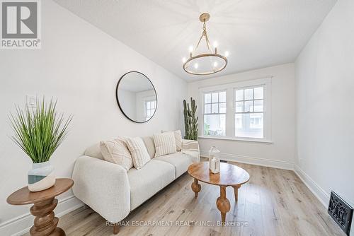 162 Tragina Avenue N, Hamilton, ON - Indoor Photo Showing Living Room