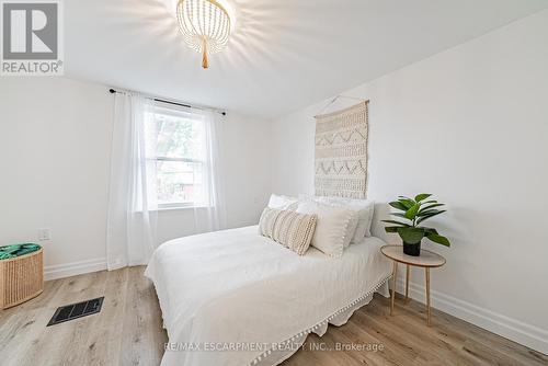162 Tragina Avenue N, Hamilton, ON - Indoor Photo Showing Bedroom