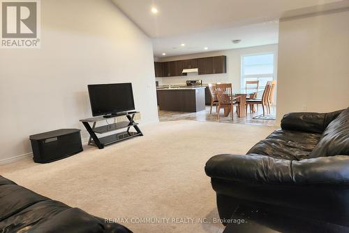 27 Summer Lane, Peterborough, ON - Indoor Photo Showing Living Room