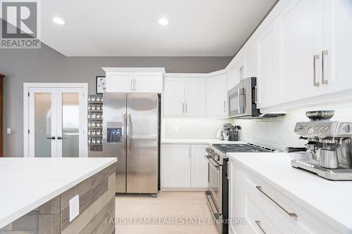16 Fawn Crescent, Barrie, ON - Indoor Photo Showing Kitchen With Upgraded Kitchen