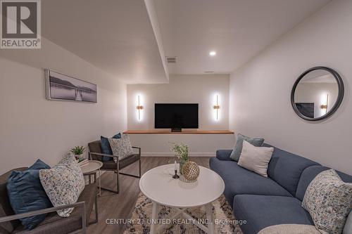 794 Broadway Boulevard, Peterborough, ON - Indoor Photo Showing Living Room