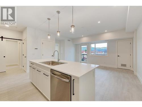 1220 Pacific Avenue Unit# 406, Kelowna, BC - Indoor Photo Showing Kitchen With Upgraded Kitchen