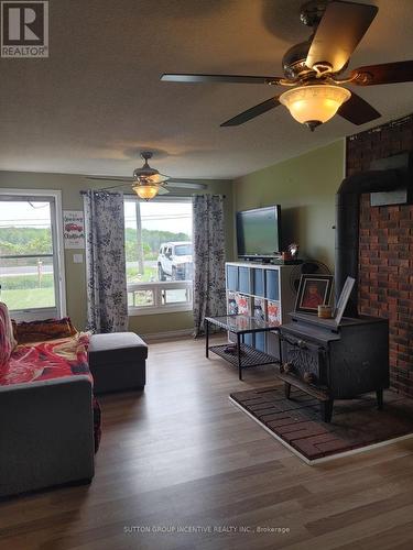 2100 Killarney Beach Road, Innisfil, ON - Indoor Photo Showing Living Room