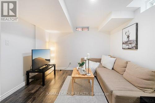 32 Elena Crescent, Vaughan, ON - Indoor Photo Showing Living Room