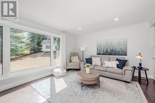 4 Lowrie Lane, Guelph/Eramosa, ON - Indoor Photo Showing Living Room