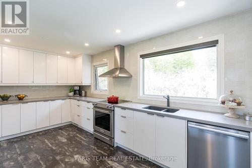 2904 20Th Side Road, New Tecumseth, ON - Indoor Photo Showing Kitchen With Double Sink With Upgraded Kitchen