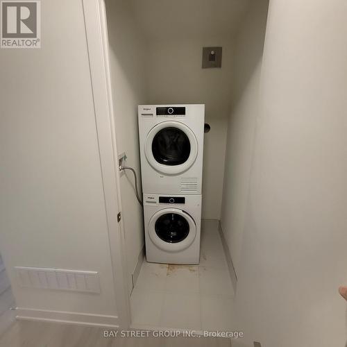 1006 - 14 David Eyer Road, Richmond Hill, ON - Indoor Photo Showing Laundry Room