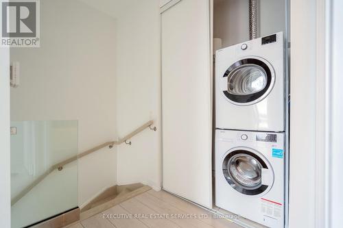 612 - 950 Portage Parkway, Vaughan, ON - Indoor Photo Showing Laundry Room