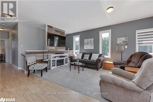 4657 Orkney Beach Road, Ramara, ON - Indoor Photo Showing Living Room