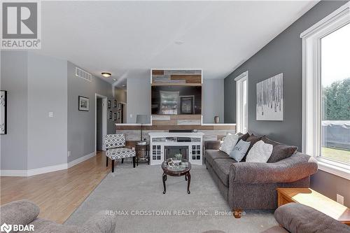 4657 Orkney Beach Road, Ramara, ON - Indoor Photo Showing Living Room