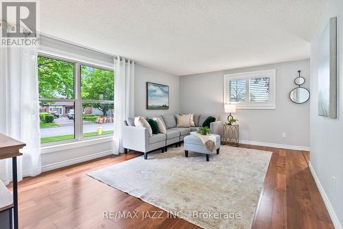 717 Downview Crescent, Oshawa, ON - Indoor Photo Showing Living Room