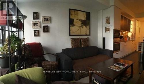 411 - 32 Davenport Road, Toronto, ON - Indoor Photo Showing Living Room