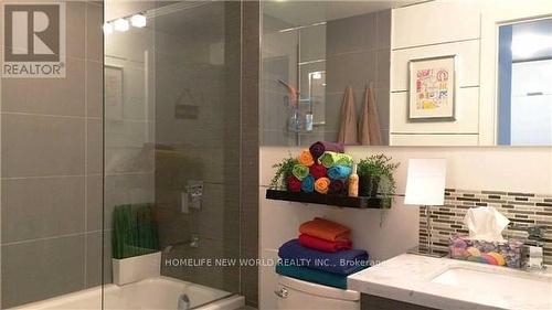 411 - 32 Davenport Road, Toronto, ON - Indoor Photo Showing Bathroom