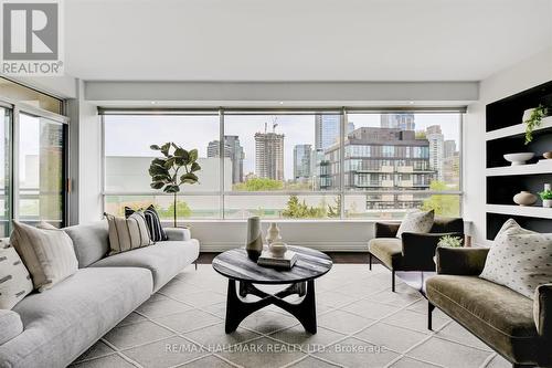 407 - 77 Avenue Road, Toronto, ON - Indoor Photo Showing Living Room
