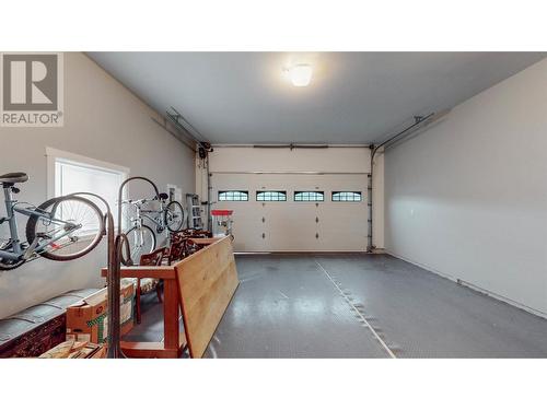 8300 Gallagher Lake Frontage Road Unit# 89, Oliver, BC - Indoor Photo Showing Garage