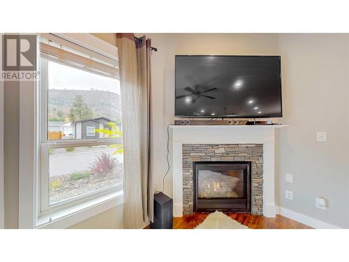 8300 Gallagher Lake Frontage Road Unit# 89, Oliver, BC - Indoor Photo Showing Living Room With Fireplace