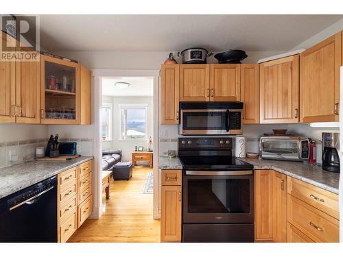 5582 Hartnell Road, Vernon, BC - Indoor Photo Showing Kitchen