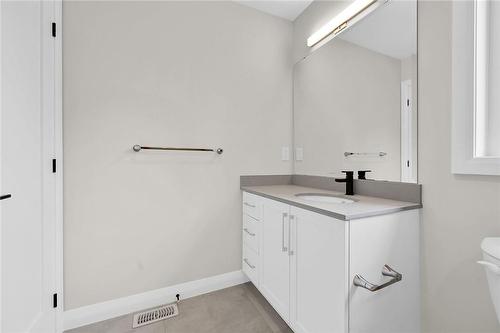 27 Kingfisher Drive, Hamilton, ON - Indoor Photo Showing Bathroom