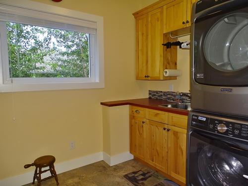 2475 Colin Crescent, Trail, BC - Indoor Photo Showing Laundry Room