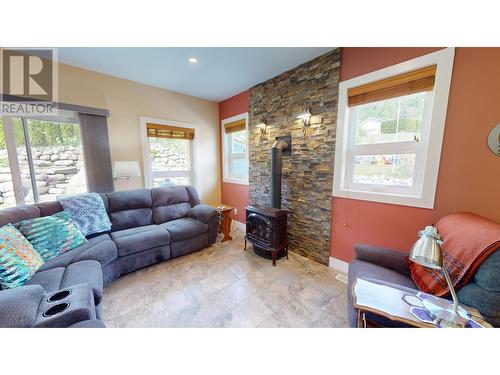 2475 Colin  Crescent, Trail, BC - Indoor Photo Showing Living Room