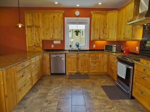 2475 Colin Crescent, Trail, BC - Indoor Photo Showing Kitchen