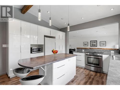 990 Fairway Crescent, Kelowna, BC - Indoor Photo Showing Kitchen With Upgraded Kitchen
