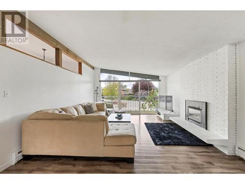 990 Fairway Crescent, Kelowna, BC - Indoor Photo Showing Living Room