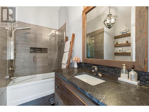 990 Fairway Crescent, Kelowna, BC - Indoor Photo Showing Bathroom