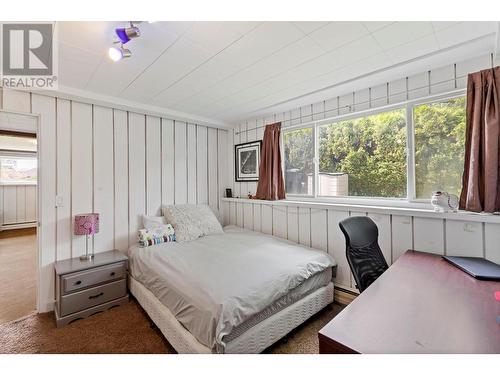 990 Fairway Crescent, Kelowna, BC - Indoor Photo Showing Bedroom