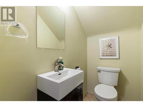 990 Fairway Crescent, Kelowna, BC - Indoor Photo Showing Bathroom