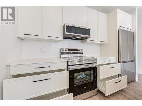 1220 Pacific Avenue Unit# 1216, Kelowna, BC - Indoor Photo Showing Kitchen