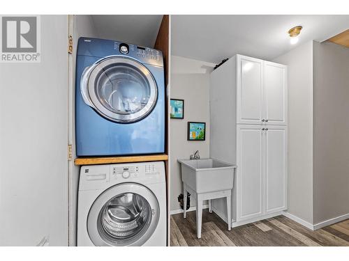 565 Brighton Road, Kelowna, BC - Indoor Photo Showing Laundry Room