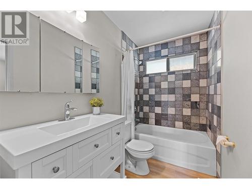 565 Brighton Road, Kelowna, BC - Indoor Photo Showing Bathroom