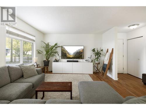 2345 Fletcher Avenue, Armstrong, BC - Indoor Photo Showing Living Room