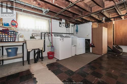 2260 Meighen Road, Windsor, ON - Indoor Photo Showing Laundry Room