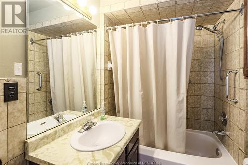 2260 Meighen Road, Windsor, ON - Indoor Photo Showing Bathroom