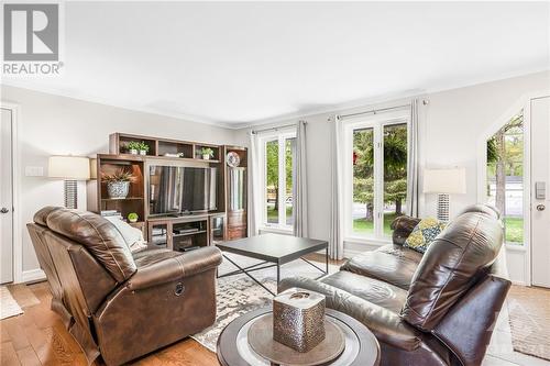 2646 Gagne Road, Clarence-Rockland, ON - Indoor Photo Showing Living Room
