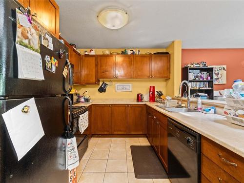 313-301 Browne Road, Vernon, BC - Indoor Photo Showing Kitchen With Double Sink