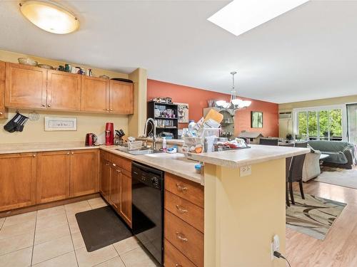 313-301 Browne Road, Vernon, BC - Indoor Photo Showing Kitchen With Double Sink